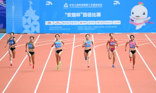 (251118) -- GUANGZHOU, Nov. 18, 2025 (Xinhua) -- Li Yuting (3rd L) of Anhui competes during the women's 200m repechage round of athletics at China's 15th National Games in Guangzhou, south China's Guangdong Province, Nov. 18, 2025. (Xinhua/Deng Hua)