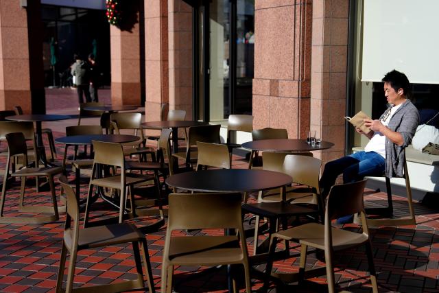 (251118) -- BEIJING, Nov. 18, 2025 (Xinhua) -- A man rests outside a cafe in Tokyo, Japan, Nov. 17, 2025. Tokyo stocks extended losses on Monday, weighed down by broad selling in inbound-related stocks. (Xinhua/Jia Haocheng)