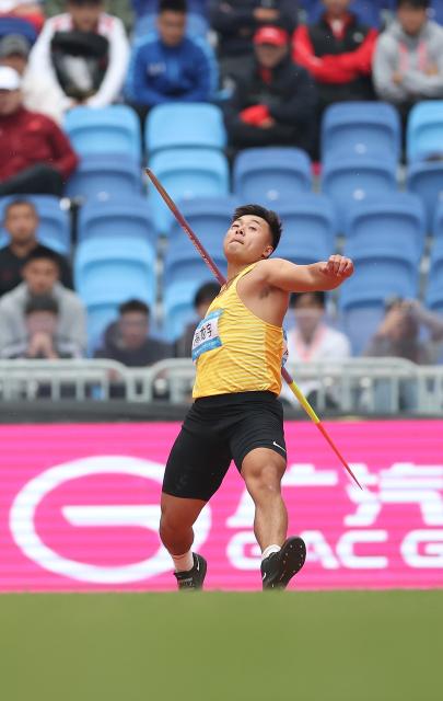 (251118) -- GUANGZHOU, Nov. 18, 2025 (Xinhua) -- Gao Longyu of Fujian competes during the men's javelin throw final of athletics at China's 15th National Games in Guangzhou, south China's Guangdong Province, Nov. 18, 2025. (Xinhua/Huang Wei)