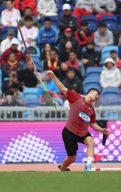(251118) -- GUANGZHOU, Nov. 18, 2025 (Xinhua) -- Xu Jiajie of Shanghai competes during the men's javelin throw final of athletics at China's 15th National Games in Guangzhou, south China's Guangdong Province, Nov. 18, 2025. (Xinhua/Huang Wei)