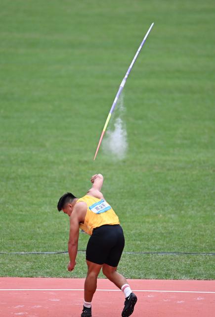 (251118) -- GUANGZHOU, Nov. 18, 2025 (Xinhua) -- Gao Longyu of Fujian competes during the men's javelin throw final of athletics at China's 15th National Games in Guangzhou, south China's Guangdong Province, Nov. 18, 2025. (Xinhua/Zhou Mu)