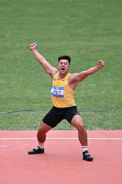 (251118) -- GUANGZHOU, Nov. 18, 2025 (Xinhua) -- Gao Longyu of Fujian celebrates during the men's javelin throw final of athletics at China's 15th National Games in Guangzhou, south China's Guangdong Province, Nov. 18, 2025. (Xinhua/Zhou Mu)