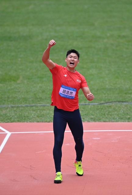 (251118) -- GUANGZHOU, Nov. 18, 2025 (Xinhua) -- Hu Haoran of Henan celebrates during the men's javelin throw final of athletics at China's 15th National Games in Guangzhou, south China's Guangdong Province, Nov. 18, 2025. (Xinhua/Zhou Mu)