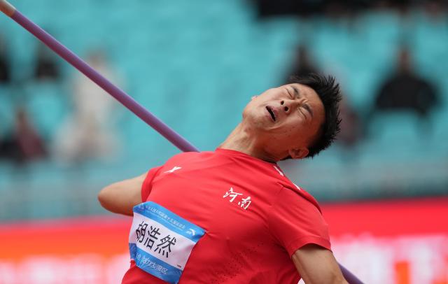 (251118) -- GUANGZHOU, Nov. 18, 2025 (Xinhua) -- Hu Haoran of Henan competes during the men's javelin throw final of athletics at China's 15th National Games in Guangzhou, south China's Guangdong Province, Nov. 18, 2025. (Xinhua/Li Yibo)