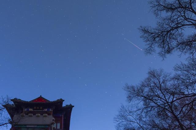 (251118) -- HARBIN, Nov. 18, 2025 (Xinhua) -- This photo taken on Nov. 18, 2025 shows the Leonid meteor shower seen in Qiqihar City, northeast China's Heilongjiang Province. (Photo by Wang Yonggang/Xinhua)