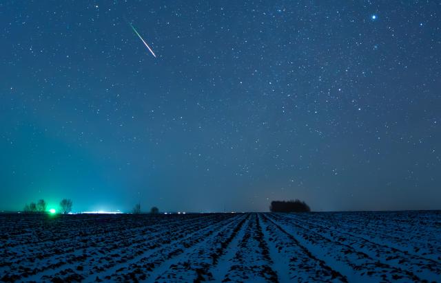 (251118) -- HARBIN, Nov. 18, 2025 (Xinhua) -- This photo taken on Nov. 18, 2025 shows the Leonid meteor shower seen in Heihe City, northeast China's Heilongjiang Province. (Photo by Qian Boyu/Xinhua)