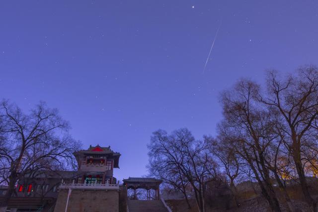 (251118) -- HARBIN, Nov. 18, 2025 (Xinhua) -- This photo taken on Nov. 18, 2025 shows the Leonid meteor shower seen in Qiqihar City, northeast China's Heilongjiang Province. (Photo by Wang Yonggang/Xinhua)