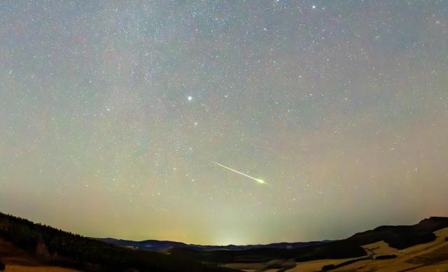 (251118) -- HARBIN, Nov. 18, 2025 (Xinhua) -- This photo taken on Nov. 18, 2025 shows the Leonid meteor shower seen in Jiamusi City, northeast China's Heilongjiang Province. (Photo by Chen Zhiguo/Xinhua)