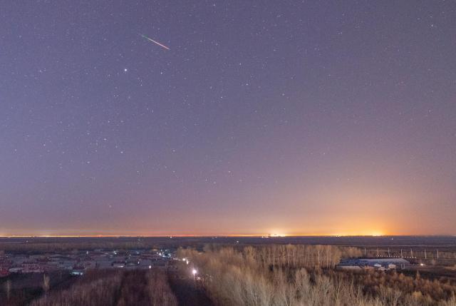 (251118) -- HARBIN, Nov. 18, 2025 (Xinhua) -- This photo taken on Nov. 18, 2025 shows the Leonid meteor shower seen in Harbin, northeast China's Heilongjiang Province. (Photo by Liu Dapeng/Xinhua)