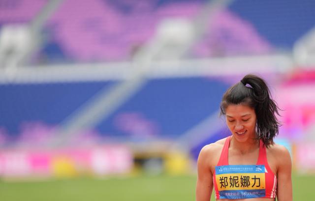 (251118) -- GUANGZHOU, Nov. 18, 2025 (Xinhua) -- Zheng Ninali of Shanxi reacts during the women's heptathlon high jump of athletics at China's 15th National Games in Guangzhou, south China's Guangdong Province, Nov. 18, 2025. (Xinhua/Li Yibo)