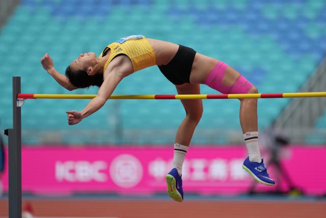 (251118) -- GUANGZHOU, Nov. 18, 2025 (Xinhua) -- Chen Yanqi of Fujian competes during the women's heptathlon high jump of athletics at China's 15th National Games in Guangzhou, south China's Guangdong Province, Nov. 18, 2025. (Xinhua/Li Yibo)