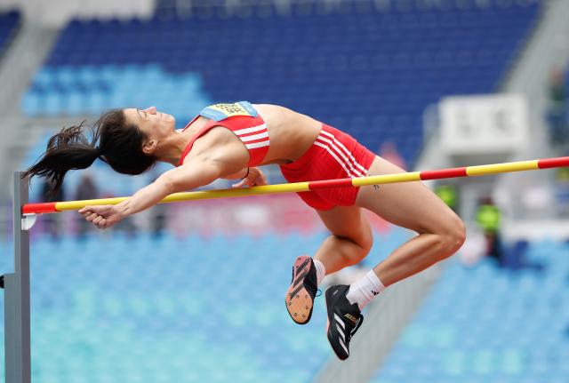 (251118) -- GUANGZHOU, Nov. 18, 2025 (Xinhua) -- Zheng Ninali of Shanxi competes during the women's heptathlon high jump of athletics at China's 15th National Games in Guangzhou, south China's Guangdong Province, Nov. 18, 2025. (Xinhua/Huang Wei)