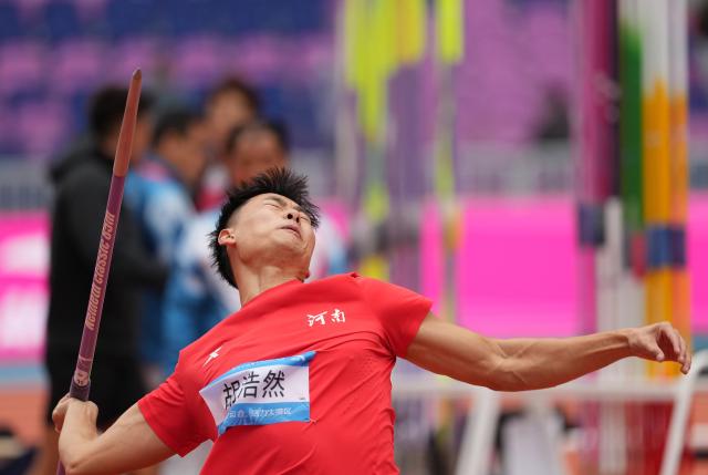 (251118) -- GUANGZHOU, Nov. 18, 2025 (Xinhua) -- Hu Haoran of Henan competes during the men's javelin throw final of athletics at China's 15th National Games in Guangzhou, south China's Guangdong Province, Nov. 18, 2025. (Xinhua/Li Yibo)