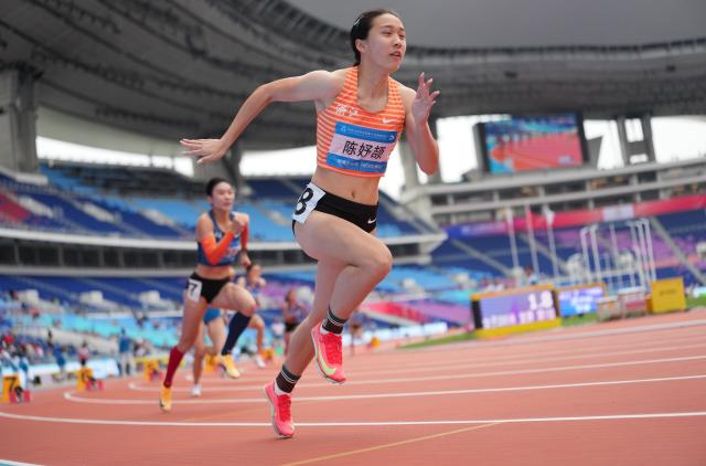 (251118) -- GUANGZHOU, Nov. 18, 2025 (Xinhua) -- Chen Yujie (front) of Zhejiang competes during the women's 200m repechage round of athletics at China's 15th National Games in Guangzhou, south China's Guangdong Province, Nov. 18, 2025. (Xinhua/Li Yibo)