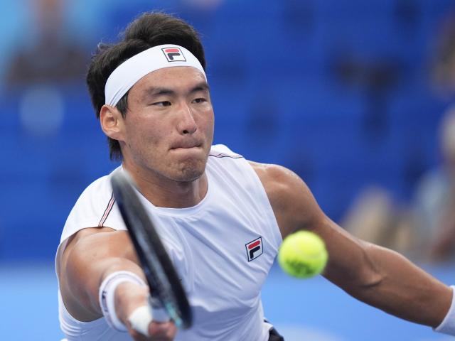 (251118) -- HENGQIN, Nov. 18, 2025 (Xinhua) -- Bu Yunchaokete hits a return during the men's singles quarterfinal match of tennis between Shang Juncheng of Beijing and Bu Yunchaokete of Zhejiang at China's 15th National Games in Hengqin, south China's Guangdong Province, Nov. 18, 2025. (Xinhua/Yan Linyun)