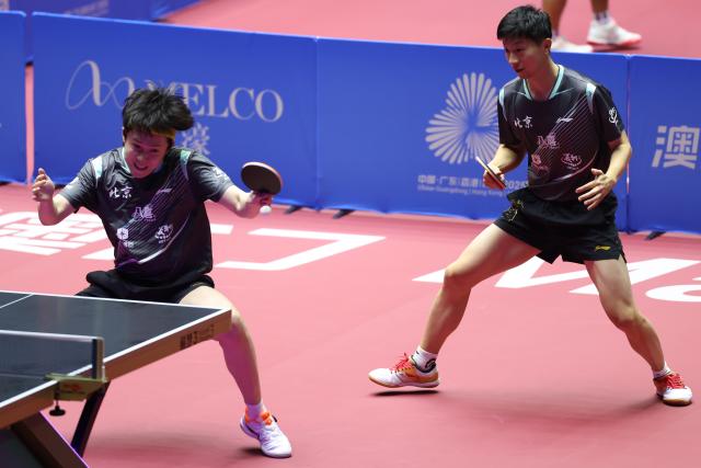 (251118) -- MACAO, Nov. 18, 2025 (Xinhua) -- Ma Long (R)/Wang Chuqin of Beijing compete against Yuan Licen/Hou Yingchao of Liaoning during the men's team quarterfinal match of table tennis between Beijing and Liaoning at China's 15th National Games in Macao, south China, Nov. 18, 2025. (Xinhua/Liu Xu)