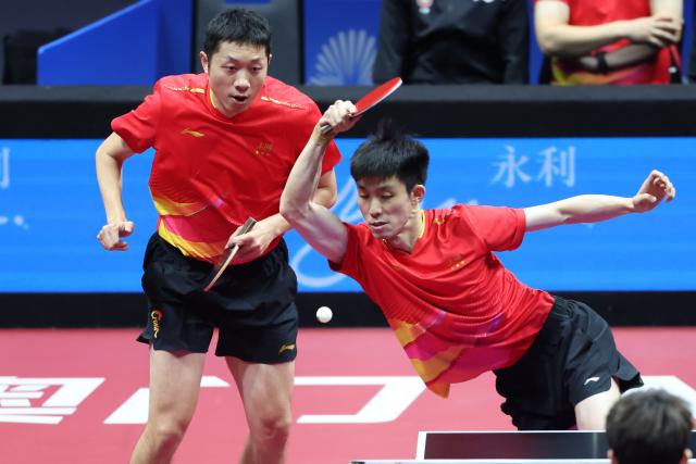 (251118) -- MACAO, Nov. 18, 2025 (Xinhua) -- Xu Xin (L)/Zhou Kai of Shanghai compete against Zhou Yu/Liang Yanning of Hebei during the men's team quarterfinal match of table tennis between Shanghai and Hebei at China's 15th National Games in Macao, south China, Nov. 18, 2025. (Xinhua/Liu Xu)