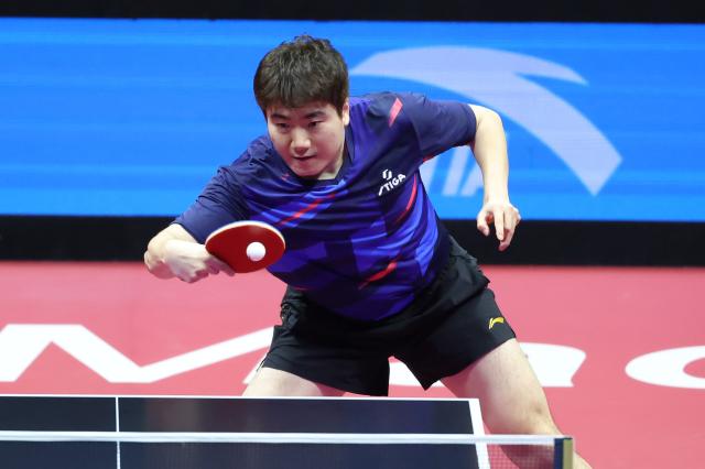 (251118) -- MACAO, Nov. 18, 2025 (Xinhua) -- Liang Jingkun of Hebei hits a return in the match against Fan Zhendong of Shanghai during the men's team quarterfinal match of table tennis between Shanghai and Hebei at China's 15th National Games in Macao, south China, Nov. 18, 2025. (Xinhua/Liu Xu)
