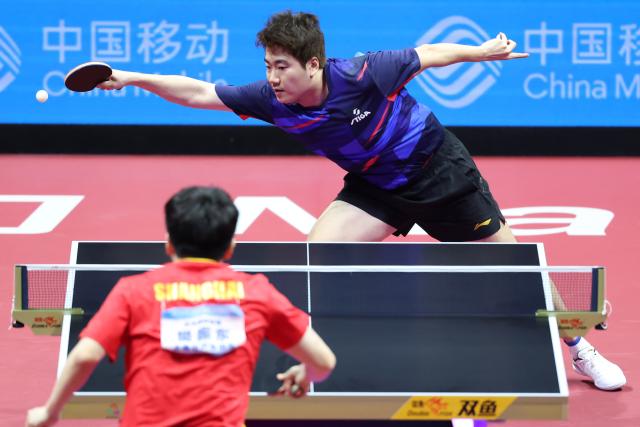 (251118) -- MACAO, Nov. 18, 2025 (Xinhua) -- Liang Jingkun (top) of Hebei hits a return in the match against Fan Zhendong of Shanghai during the men's team quarterfinal match of table tennis between Shanghai and Hebei at China's 15th National Games in Macao, south China, Nov. 18, 2025. (Xinhua/Liu Xu)