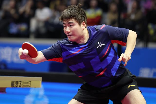 (251118) -- MACAO, Nov. 18, 2025 (Xinhua) -- Liang Jingkun of Hebei hits a return in the match against Fan Zhendong of Shanghai during the men's team quarterfinal match of table tennis between Shanghai and Hebei at China's 15th National Games in Macao, south China, Nov. 18, 2025. (Xinhua/Liang Xu)