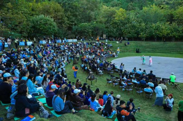 (251118) -- CHENGDU, Nov. 18, 2025 (Xinhua) -- People watch a performance at the valley theater in Liangshan Yi Autonomous Prefecture, southwest China's Sichuan Province, Nov. 7, 2025.
  TO GO WITH "Feature: Theater without walls: Where a mountain valley hosts the world" (Xinhua)