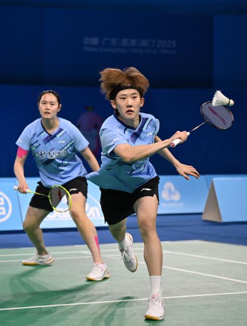 (251118) -- SHENZHEN, Nov. 18, 2025 (Xinhua) -- Zheng Yu/Zhang Shuxian (R) compete during the women's doubles semifinal match of badminton between Li Yijing/Luo Xumin of Guangdong and Zheng Yu/Zhang Shuxian of Sichuan at China's 15th National Games in Shenzhen, south China's Guangdong Province, Nov. 18, 2025. (Xinhua/Li Ziheng)