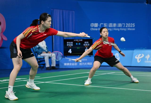 (251118) -- SHENZHEN, Nov. 18, 2025 (Xinhua) -- Li Yijing (front)/Luo Xumin compete during the women's doubles semifinal match of badminton between Li Yijing/Luo Xumin of Guangdong and Zheng Yu/Zhang Shuxian of Sichuan at China's 15th National Games in Shenzhen, south China's Guangdong Province, Nov. 18, 2025. (Xinhua/Li Ziheng)