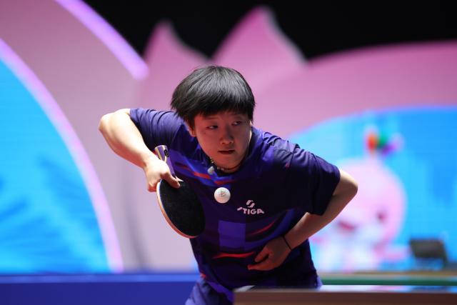 (251118) -- MACAO, Nov. 18, 2025 (Xinhua) -- Sun Yingsha of Hebei serves in the match against Liu Fei of Liaoning during the women's team quarterfinal match of table tennis between Hebei and Liaoning at China's 15th National Games in Macao, south China, Nov. 18, 2025. (Xinhua/Liang Xu)
