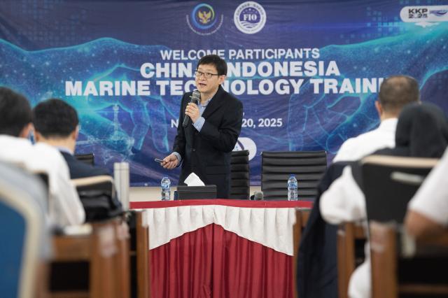 (251118) -- JAKARTA, Nov. 18, 2025 (Xinhua) -- Wang Nengfei, a professor from China's Linyi University, speaks during the China-Indonesia Marine Technology Training program in Jakarta, Indonesia, on Nov. 18, 2025.
  The China-Indonesia Marine Technology Training program, jointly organized by the First Institute of Oceanography under China's Ministry of Natural Resources and Indonesia's Ministry of Marine Affairs and Fisheries, opened here on Monday.
  The four-day program aimed to strengthen bilateral cooperation in the blue economy through technical exchanges and knowledge sharing.
  TO GO WITH "Indonesia, China launch marine technology training to boost blue economy cooperation" (Xinhua/Veri Sanovri)