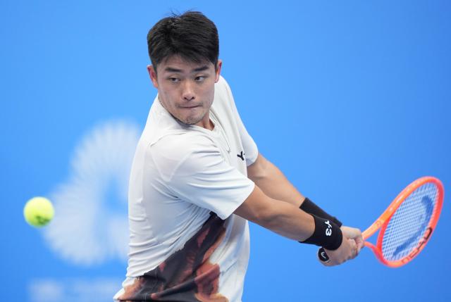 (251118) -- HENGQIN, Nov. 18, 2025 (Xinhua) -- Wu Yibing hits a return during the men's singles quarterfinal match of tennis between Wu Yibing of Zhejiang and Sun Fajing of Hebei at China's 15th National Games in Hengqin, south China's Guangdong Province, Nov. 18, 2025. (Xinhua/Yan Linyun)