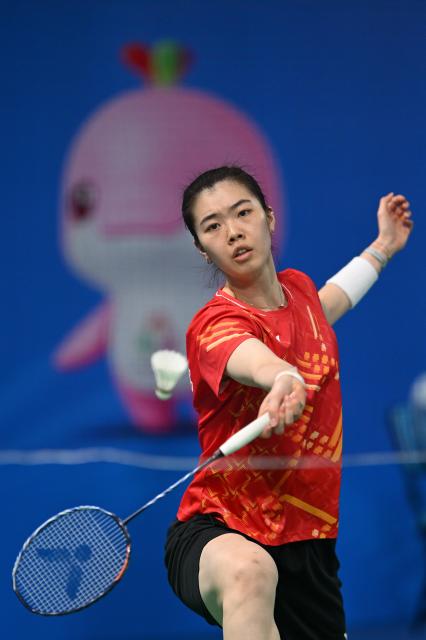 (251118) -- SHENZHEN, Nov. 18, 2025 (Xinhua) -- Gao Fangjie hits a return during the women's singles semifinal match of badminton between Wang Zhiyi of Hubei and Gao Fangjie of Jiangsu at China's 15th National Games in Shenzhen, south China's Guangdong Province, Nov. 18, 2025. (Xinhua/Li Ziheng)