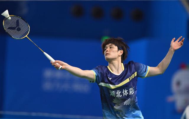 (251118) -- SHENZHEN, Nov. 18, 2025 (Xinhua) -- Wang Zhiyi hits a return during the women's singles semifinal match of badminton between Wang Zhiyi of Hubei and Gao Fangjie of Jiangsu at China's 15th National Games in Shenzhen, south China's Guangdong Province, Nov. 18, 2025. (Xinhua/Li Ziheng)