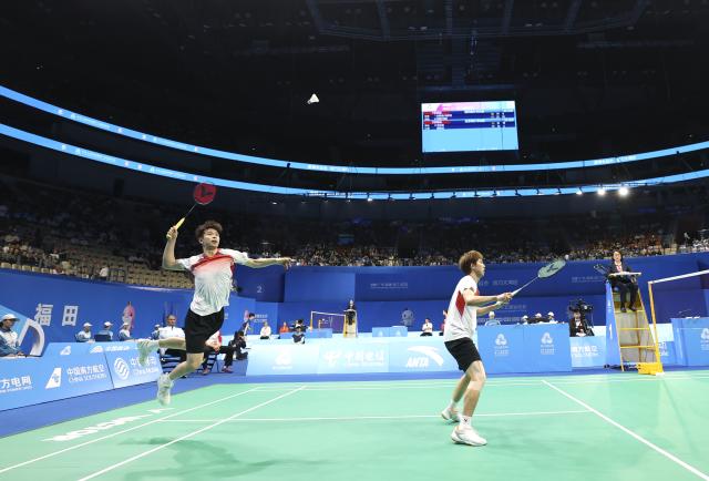 (251118) -- SHENZHEN, Nov. 18, 2025 (Xinhua) -- Liu Yang/Liu Yi (L) compete during the men's doubles semifinal match of badminton between Liu Yuchen/Feng Yanzhe of Beijing and Liu Yang/Liu Yi of Anhui at China's 15th National Games in Shenzhen, south China's Guangdong Province, Nov. 18, 2025. (Xinhua/Ding Ting)