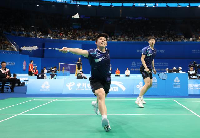(251118) -- SHENZHEN, Nov. 18, 2025 (Xinhua) -- Liu Yuchen (L)/Feng Yanzhe compete during the men's doubles semifinal match of badminton between Liu Yuchen/Feng Yanzhe of Beijing and Liu Yang/Liu Yi of Anhui at China's 15th National Games in Shenzhen, south China's Guangdong Province, Nov. 18, 2025. (Xinhua/Ding Ting)