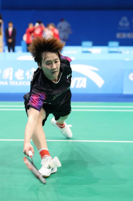 (251118) -- SHENZHEN, Nov. 18, 2025 (Xinhua) -- Chen Yufei hits a return during the women's singles semifinal match of badminton between Chen Yufei of Zhejiang and Han Yue of Fujian at China's 15th National Games in Shenzhen, south China's Guangdong Province, Nov. 18, 2025. (Xinhua/Ding Ting)