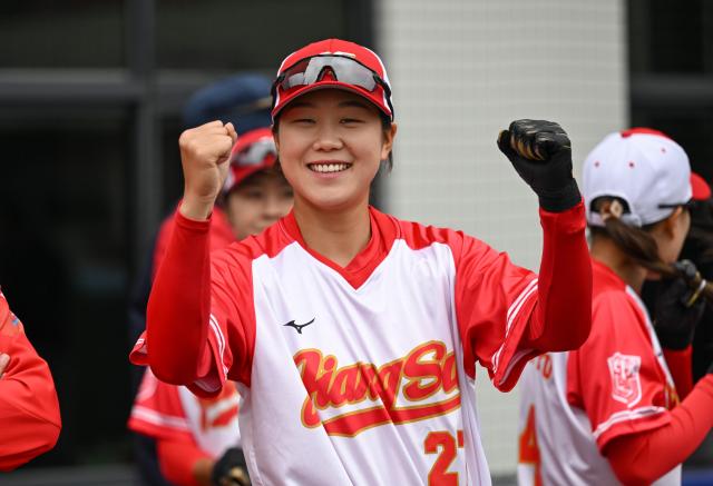 (251118) -- ZHONGSHAN, Nov. 18, 2025 (Xinhua) -- Sun Yue (front) of Jiangsu reacts before the final of softball between Jiangsu and Liaoning at China's 15th National Games in Zhongshan, south China's Guangdong Province, Nov. 18, 2025. (Xinhua/Ding Lei)