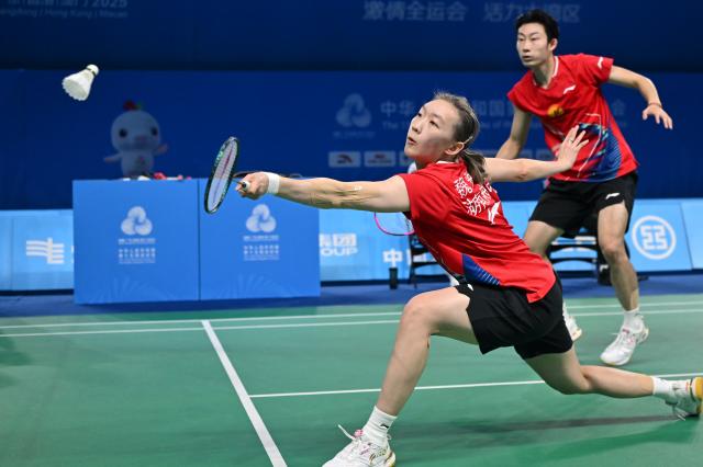 (251118) -- SHENZHEN, Nov. 18, 2025 (Xinhua) -- Zhou Zhihong/Wei Yaxin (front) compete during the mixed doubles semifinal match of badminton between Guo Xinwa/Wu Mengying of Zhejiang and Zhou Zhihong/Wei Yaxin of Hunan at China's 15th National Games in Shenzhen, south China's Guangdong Province, Nov. 18, 2025. (Xinhua/Li Ziheng)