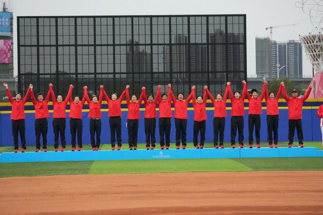 (251118) -- ZHONGSHAN, Nov. 18, 2025 (Xinhua) -- Gold medalists team Jiangsu react during the awarding ceremony for softball at China's 15th National Games in Zhongshan, south China's Guangdong Province, Nov. 18, 2025. (Xinhua/Wang Song)