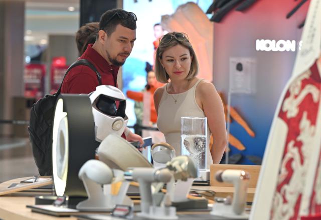 (251118) -- HAIKOU, Nov. 18, 2025 (Xinhua) -- Foreign customers shop at a duty-free shopping mall in Sanya, south China's Hainan Province, Nov. 9, 2025. (Xinhua/Guo Cheng)