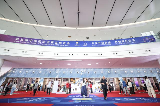 (251118) -- HAIKOU, Nov. 18, 2025 (Xinhua) -- People visit the 5th China International Consumer Products Expo (CICPE) in Haikou, south China's Hainan Province, April 17, 2025. (Xinhua/Zhang Liyun)