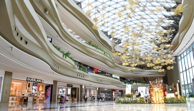(251118) -- HAIKOU, Nov. 18, 2025 (Xinhua) -- People shop at a duty-free shopping mall in Sanya, south China's Hainan Province, May 29, 2025. (Xinhua/Yang Guanyu)