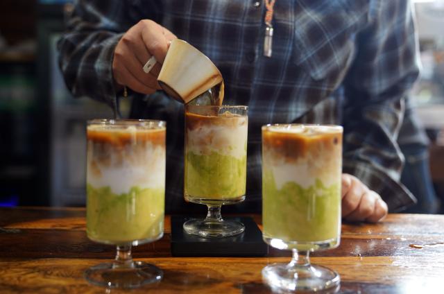 (251118) -- PU'ER, Nov. 18, 2025 (Xinhua) -- A staff member makes avocado coffee at a coffee company in Menglian County, Pu'er City, southwest China's Yunnan Province, Nov. 17, 2025. Avocados thrive in full sunlight and moderate temperatures, and in the past, avocados sold in China were mainly imported from other countries.
   Located in the same golden latitude as Mexico, Menglian is one of the few areas in China capable of producing high-quality avocados on a large scale. 
   Since introduced avocado in 2007, Menglian currently has become one of China's largest avocado growers, with a cumulative avocado planting area of over 120,000 mu (about 8,000 hectares). (Photo by Liang Zhiqiang/Xinhua)