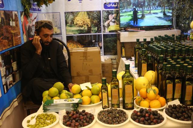(251118) -- KABUL, Nov. 18, 2025 (Xinhua) -- A man presents agricultural products at an exhibition in Kabul, Afghanistan, Nov. 18, 2025. A week-long industrial and commercial exhibition opened in Kabul, Afghanistan's capital, on Monday, drawing local and foreign companies, the state-run Bakhtar News Agency reported.
   Running from Nov. 17 to 23, the event aims to promote the country's domestic industries and agriculture, expand markets for local products, and attract investment. (Photo by Saifurahman Safi/Xinhua)
