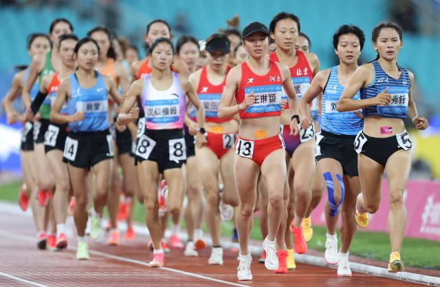 (251118) -- GUANGZHOU, Nov. 18, 2025 (Xinhua) -- Athletes compete during the women's 5000m final of athletics at China's 15th National Games in Guangzhou, south China's Guangdong Province, Nov. 18, 2025. (Xinhua/Huang Wei)
