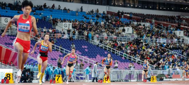 (251118) -- GUANGZHOU, Nov. 18, 2025 (Xinhua) -- Liu Yinglan (4th L) of Sichuan and Mo Jiadie (3rd L) of Guangdong compete during the women's 400m final of athletics at China's 15th National Games in Guangzhou, south China's Guangdong Province, Nov. 18, 2025. (Xinhua/Huang Wei)