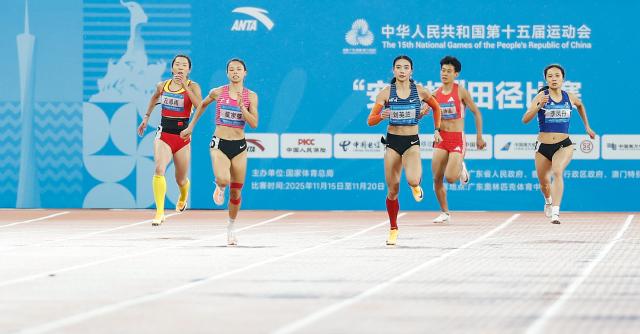 (251118) -- GUANGZHOU, Nov. 18, 2025 (Xinhua) -- Liu Yinglan (3rd L) of Sichuan and Mo Jiadie (2nd L) of Guangdong compete during the women's 400m final of athletics at China's 15th National Games in Guangzhou, south China's Guangdong Province, Nov. 18, 2025. (Xinhua/Huang Wei)