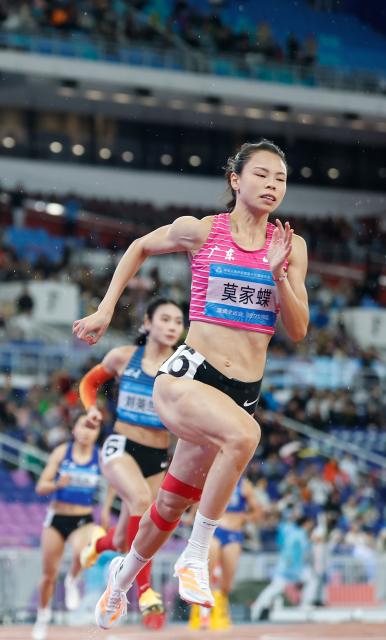 (251118) -- GUANGZHOU, Nov. 18, 2025 (Xinhua) -- Liu Yinglan (C) of Sichuan and Mo Jiadie (R) of Guangdong compete during the women's 400m final of athletics at China's 15th National Games in Guangzhou, south China's Guangdong Province, Nov. 18, 2025. (Xinhua/Huang Wei)