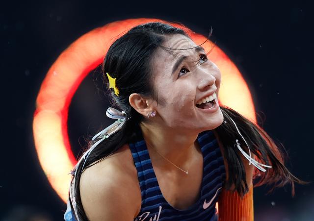 (251118) -- GUANGZHOU, Nov. 18, 2025 (Xinhua) -- Liu Yinglan of Sichuan looks on after the women's 400m final of athletics at China's 15th National Games in Guangzhou, south China's Guangdong Province, Nov. 18, 2025. (Xinhua/Huang Wei)