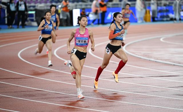 (251118) -- GUANGZHOU, Nov. 18, 2025 (Xinhua) -- Liu Yinglan (front R) of Sichuan and Mo Jiadie (front L) of Guangdong compete during the women's 400m final of athletics at China's 15th National Games in Guangzhou, south China's Guangdong Province, Nov. 18, 2025. (Xinhua/Zhou Mu)