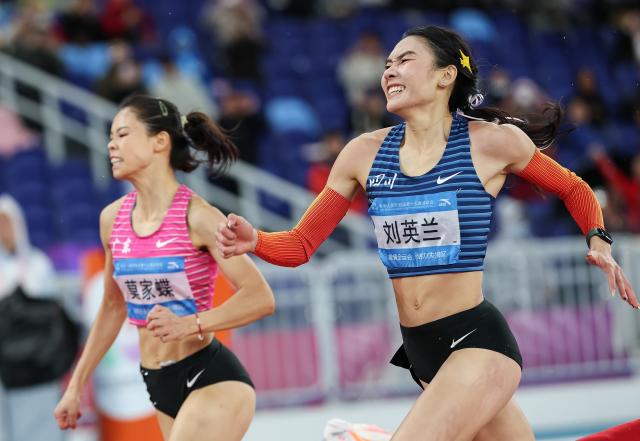(251118) -- GUANGZHOU, Nov. 18, 2025 (Xinhua) -- Liu Yinglan (R) of Sichuan and Mo Jiadie of Guangdong compete during the women's 400m final of athletics at China's 15th National Games in Guangzhou, south China's Guangdong Province, Nov. 18, 2025. (Xinhua/Jiang Han)